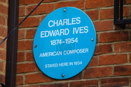 Téléchargez les photos : London, UK - February 26th 2024: Plaque on Half Moon Street in London, marking where famous American composer Charles Edward Ives stayed in 1934. - en image libre de droit
