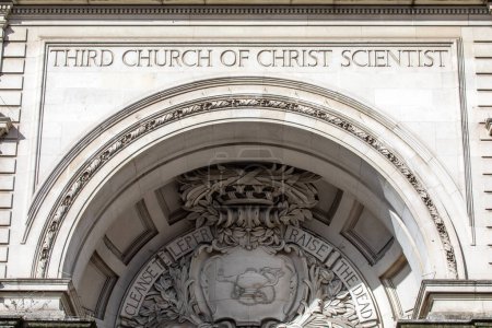 Die großartige Außenfassade des Third Church of Christ Scientist Gebäudes in der Curzon Street im Londoner Stadtteil Mayfair.