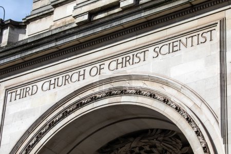 Die großartige Außenfassade des Third Church of Christ Scientist Gebäudes in der Curzon Street im Londoner Stadtteil Mayfair.