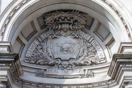Detalle del exterior ornamentado del edificio de la Tercera Iglesia de Cristo Científico, ubicado en Curzon Street en la zona de Mayfair de Londres, Reino Unido.