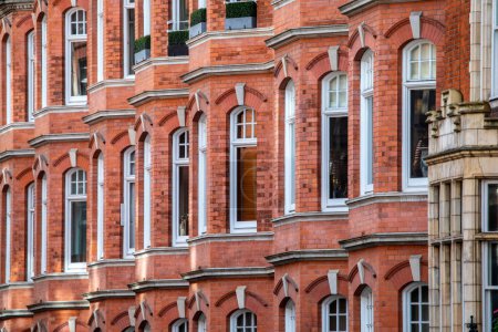 Die Fassade eines Gebäudes im hübschen Stadtteil Mayfair in London, Großbritannien.