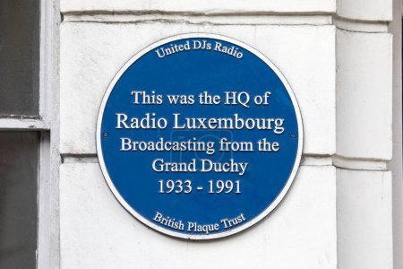 Foto de Londres, Reino Unido - 26 de febrero de 2024: Una placa azul en Hertford Street en Mayfair, Londres, marcando donde la sede de Radio Luxemburgo estaba entre 1933-1991. - Imagen libre de derechos