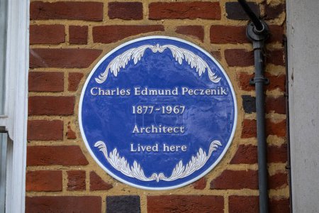 Foto de Londres, Reino Unido - 26 de febrero de 2024: Una placa azul en Grosvenor Square en Londres, Reino Unido, marcando el lugar donde vivió el arquitecto Charles Edmund Peczenik. - Imagen libre de derechos
