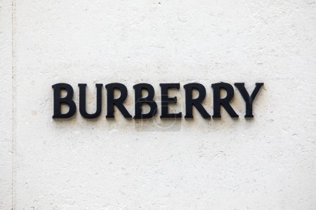 Foto de Londres, Reino Unido - 26 de febrero de 204: logotipo de Burberry en el exterior de su tienda en New Bond Street en la zona de Mayfair de Londres, Reino Unido. - Imagen libre de derechos