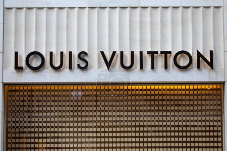 Téléchargez les photos : London, UK - February 26th 204: Louis Vuitton logo above the entrance to their shop on New Bond Street in the Mayfair area of London, UK. - en image libre de droit