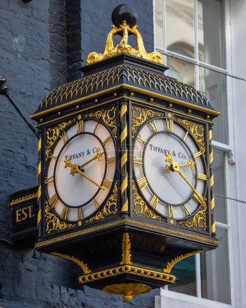 Téléchargez les photos : London, UK - February 26th 2024: A Tiffany and Co clock on the exterior of their shop on new Bond Street in London, UK. - en image libre de droit