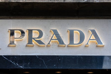 Téléchargez les photos : London, UK - February 26th 2024: Prada logo above the entrance to their shop on New Bond Street in the Mayfair area of London, UK. - en image libre de droit
