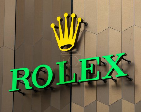 Téléchargez les photos : London, UK - February 26th 2024: Rolex logo above the entrance to their shop on New Bond Street in the Mayfair area of London, UK. - en image libre de droit