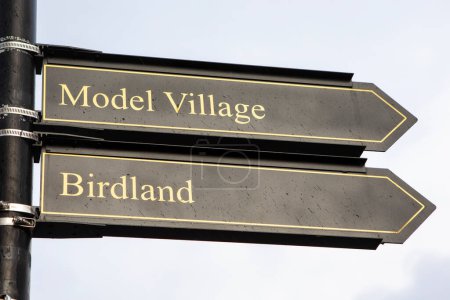 Wegweiser für das Modelldorf und die Vogelwelt im Dorf Bourton-on-the-Water in den Cotswolds, Großbritannien.