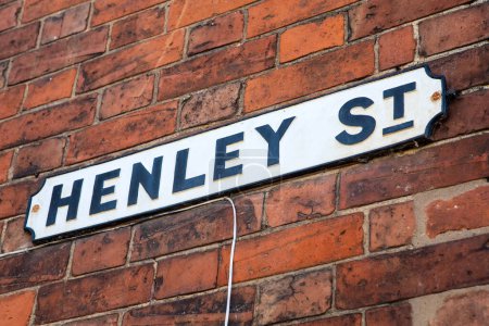 Primer plano de un letrero de la calle Henley Street - la ubicación del lugar de nacimiento de William Shakespeare, en Stratford-Upon-Avon, Reino Unido.