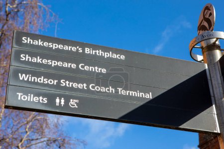 Ein Wegweiser in der historischen Stadt Stratford-Upon-Avon in Großbritannien, der die Wegbeschreibung zu verschiedenen Sehenswürdigkeiten zeigt, darunter dem Geburtsort des berühmten Dramatikers William Shakespeare.