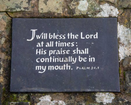 Téléchargez les photos : Gros plan d'une plaque avec une citation de Psaumes, dans le cimetière de l'église Holy Trinity à Stratford-upon-Avon, Royaume-Uni. - en image libre de droit