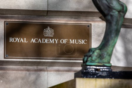 Téléchargez les photos : Londres, Royaume-Uni - 4 mars 2024 : Panneau à l'extérieur de l'historique Royal Academy of Music, situé sur Marylebone Road à Londres, Royaume-Uni. - en image libre de droit