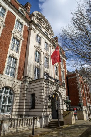 Téléchargez les photos : Londres, Royaume-Uni - 4 mars 2024 : L'extérieur de l'historique Royal Academy of Music, situé sur Marylebone Road à Londres, Royaume-Uni. - en image libre de droit