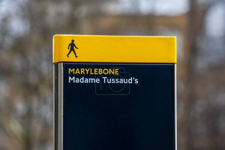 Un panneau piétonnier devant Madame Tussauds à Marylebone, Londres, Royaume-Uni.
