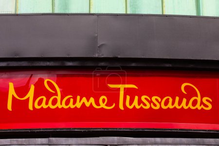 Téléchargez les photos : Londres, Royaume-Uni - 4 mars 2024 : Un panneau à l'extérieur du célèbre musée de cire Madame Tussauds à Marylebone, Londres, Royaume-Uni. - en image libre de droit