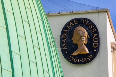 Téléchargez les photos : Une plaque à l'extérieur de Madame Tussauds à Londres, au Royaume-Uni, commémorant la sculptrice de cire française Madame Marie Tussaud - dont l'attraction touristique porte le nom. - en image libre de droit