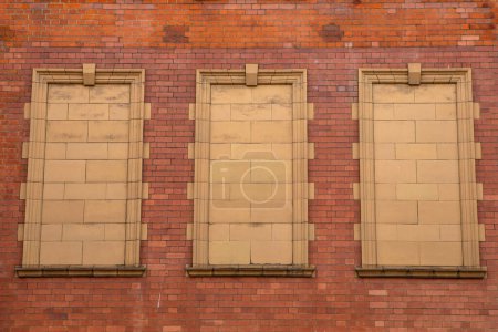 Nahaufnahme von drei zugemauerten Fenstern im Marylebone-Viertel in London, Großbritannien.
