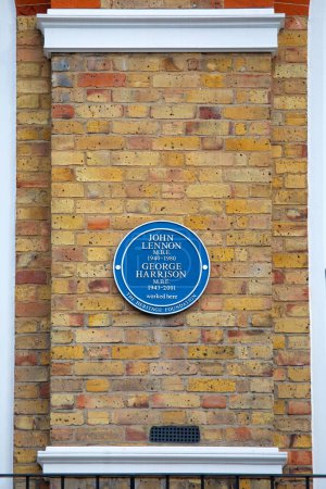 Foto de Londres, Reino Unido - 4 de marzo de 2024: Placa en Baker Street en Londres, marcando donde estaba la Apple Boutique - los nombres de dos Beatles fallecidos John Lennon y George Harrison aparecen en la placa. - Imagen libre de derechos