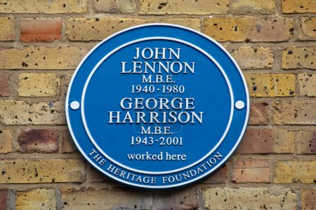 Téléchargez les photos : Londres, Royaume-Uni - 4 mars 2024 : Plaque sur Baker Street à Londres, marquant l'emplacement de l'Apple Boutique - les noms de deux Beatles décédés John Lennon et George Harrison figurent sur la plaque. - en image libre de droit