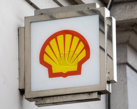 Téléchargez les photos : London, UK - March 4th 2024: The Shell logo at a petrol garage in central London, UK. - en image libre de droit