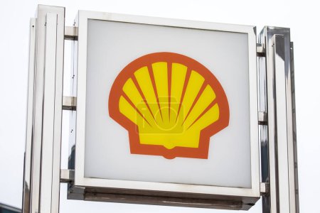 Téléchargez les photos : London, UK - March 4th 2024: The Shell logo at a petrol garage in central London, UK. - en image libre de droit