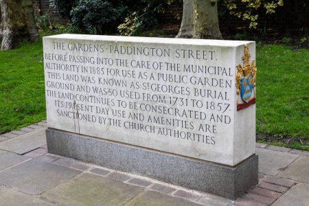 London, Vereinigtes Königreich - 18. März 2024: Eine große Steintafel in den Paddington Street Gardens in London, Vereinigtes Königreich, beschreibt die Geschichte der Stätte.