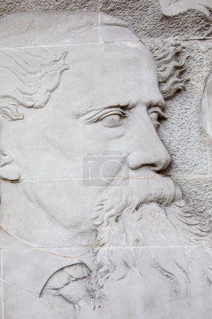 Foto de Londres, Reino Unido - 18 de marzo de 2024: Un mural de piedra en Marylebone Road en Londres, celebrando la vida y obra del famoso novelista Charles Dickens. - Imagen libre de derechos