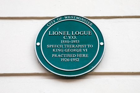 Foto de Londres, Reino Unido - 18 de marzo de 2024: Una placa ubicada en Harley Street en Londres, Reino Unido, que marca el lugar donde Lionel Logue - terapeuta del habla King George VI practicó. - Imagen libre de derechos