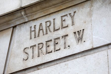 Nahaufnahme eines Straßenschildes für die Harley Street in London, Großbritannien.