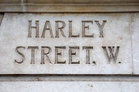 Gros plan d'un panneau de signalisation pour Harley Street à Londres, Royaume-Uni.