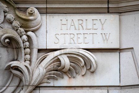 Nahaufnahme eines verzierten Straßenschildes für die Harley Street in London, Großbritannien.