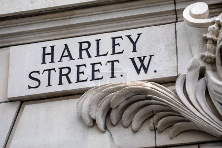 Nahaufnahme eines verzierten Straßenschildes für die Harley Street in London, Großbritannien.