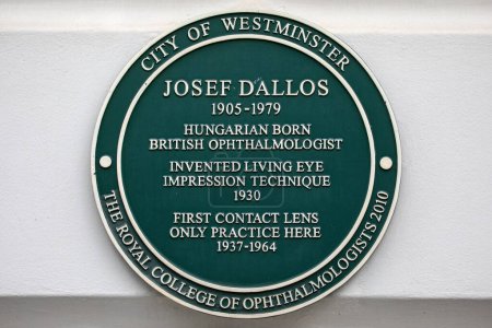 Photo for London, UK - March 18th 2024: A green plaque on Cavendish Square in London, marking where famous opthalmologist Josef Dallos practised. - Royalty Free Image