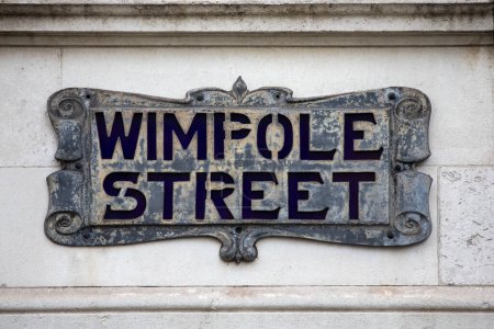 Nahaufnahme eines alten Straßenschildes für die Wimpole Street in London, Großbritannien.