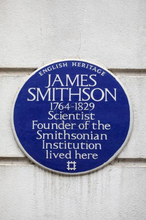 Téléchargez les photos : Londres, Royaume-Uni - 18 mars 2024 : Une plaque bleue sur Bentinck Street à Londres, marquant l'endroit où vivait le scientifique et fondateur de la Smithsonian Institution - James Smithson. - en image libre de droit