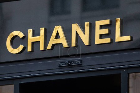 Foto de Londres, Reino Unido - 18 de marzo de 2024: Primer plano del logotipo de Chanel en el exterior de su tienda en New Bond Street en Londres, Reino Unido. - Imagen libre de derechos