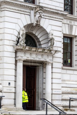 Téléchargez les photos : London, UK - March 18th 2024: The entrance to HM Treasury, located on Horse Guards Road in London, UK. - en image libre de droit