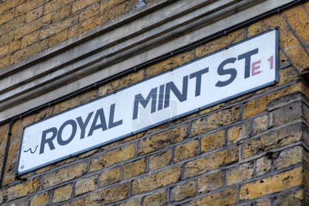 Ein Straßenschild für die Royal Mint Street in London, Großbritannien.