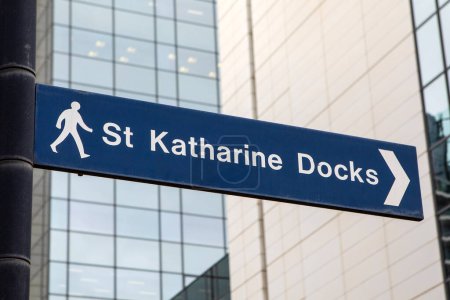Nahaufnahme eines Wegweisers für die historischen St. Katharine Docks in London, Großbritannien.