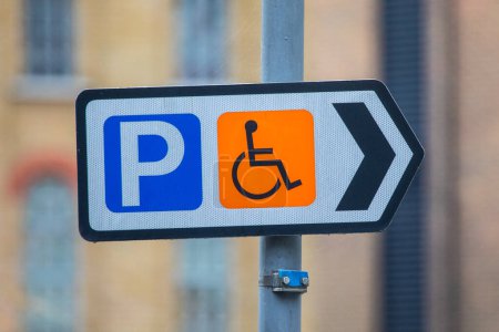 Nahaufnahme eines Schildes für Behindertenparkplätze in London, Großbritannien.