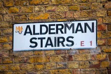 Nahaufnahme eines Straßenschildes für die historische Alderman Stairs am Themse Path in London, Großbritannien.