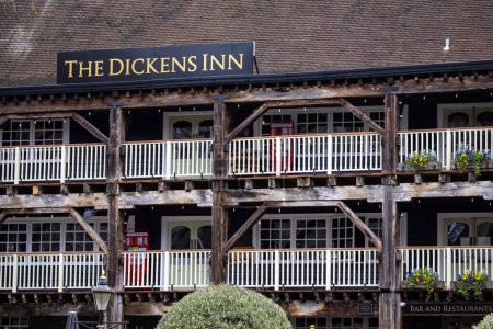 Foto de Londres, Reino Unido - 3 de abril de 2024: El exterior de The Dickens Inn, ubicado en St. Katharine Docks en Londres, Reino Unido. - Imagen libre de derechos