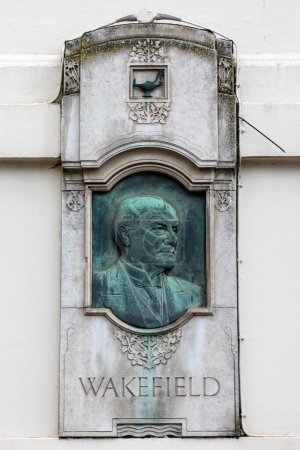 Téléchargez les photos : Londres, Royaume-Uni - 3 avril 2024 : Une plaque sculptée commémorant l'homme d'affaires anglais Vicomte Wakefield, situé sur Trinity Square à Londres, Royaume-Uni. - en image libre de droit