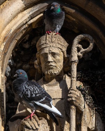 Téléchargez les photos : A sculpture of Cedd - Anglo-Saxon monk and bishop from the Kingdom of Northumbria, on the exterior of the historic All Saints Church in Maldon, Essex, UK. - en image libre de droit