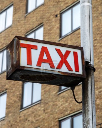 Nahaufnahme eines Taxischildes in London, Großbritannien.