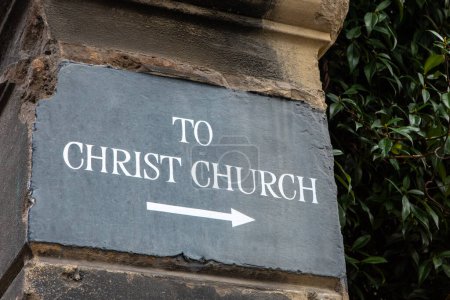 Ein Schild in Kynance Mews in South Kensington, London, weist die Richtung zur Christ Church Kensington.