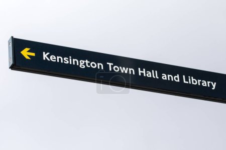 Una señal de dirección para el Ayuntamiento de Kensington y la Biblioteca en Londres, Reino Unido.