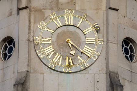 Primer plano del reloj en el edificio de la Guardia de Caballos en Londres, Reino Unido.