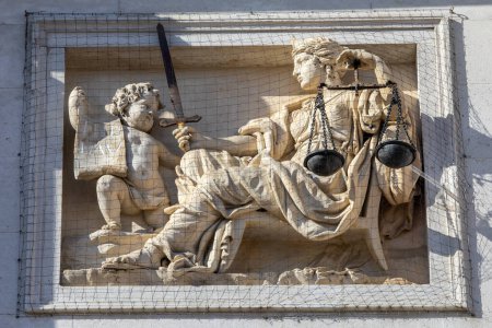 Essex, Großbritannien - 7. April 2023: Nahaufnahme einer schönen Skulptur, die das Gesetz darstellt, an der Außenseite der Shire Hall in der Stadt Chelmsford in Essex, Großbritannien.